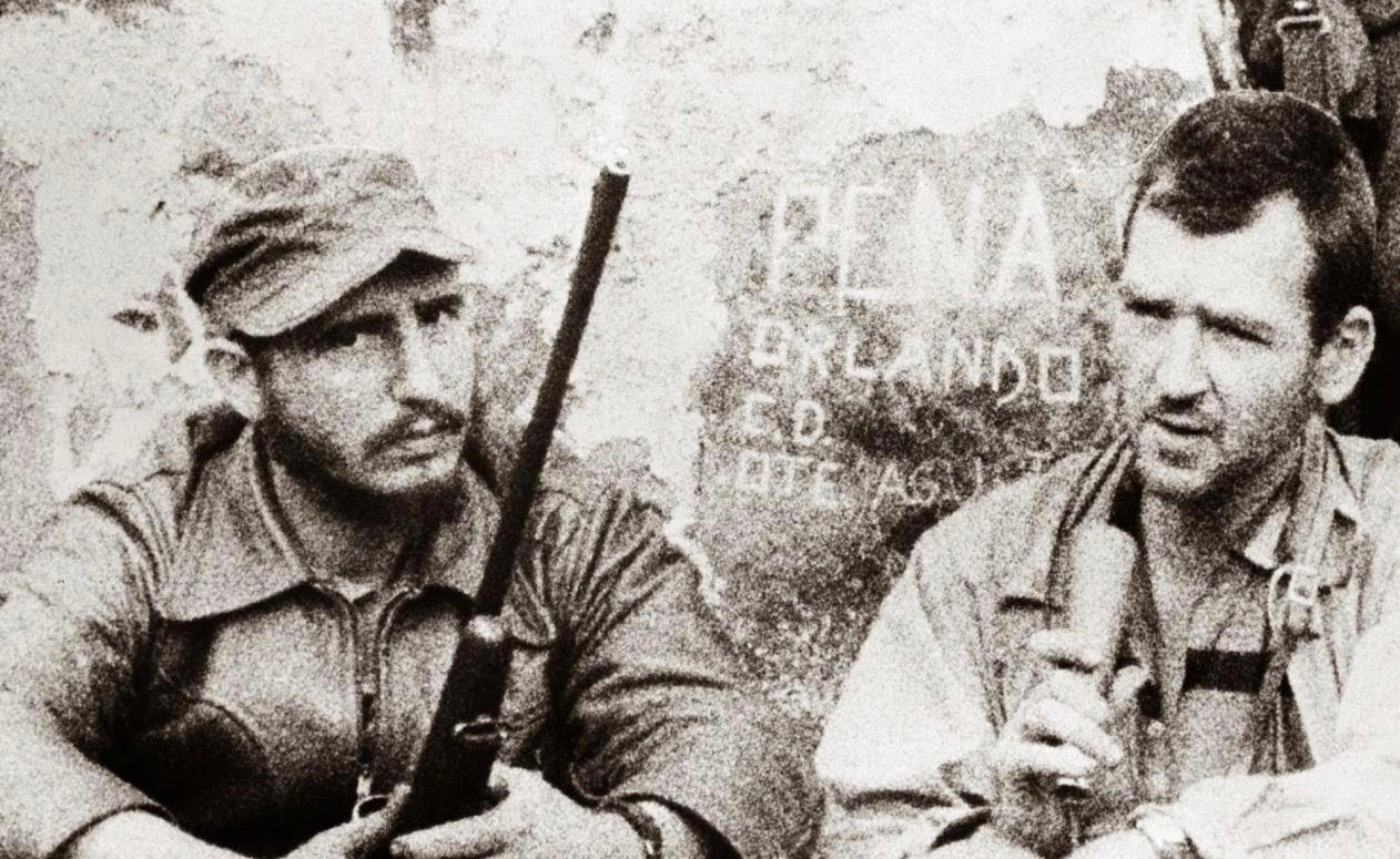 Picture of Fidel Castro and a journalist.