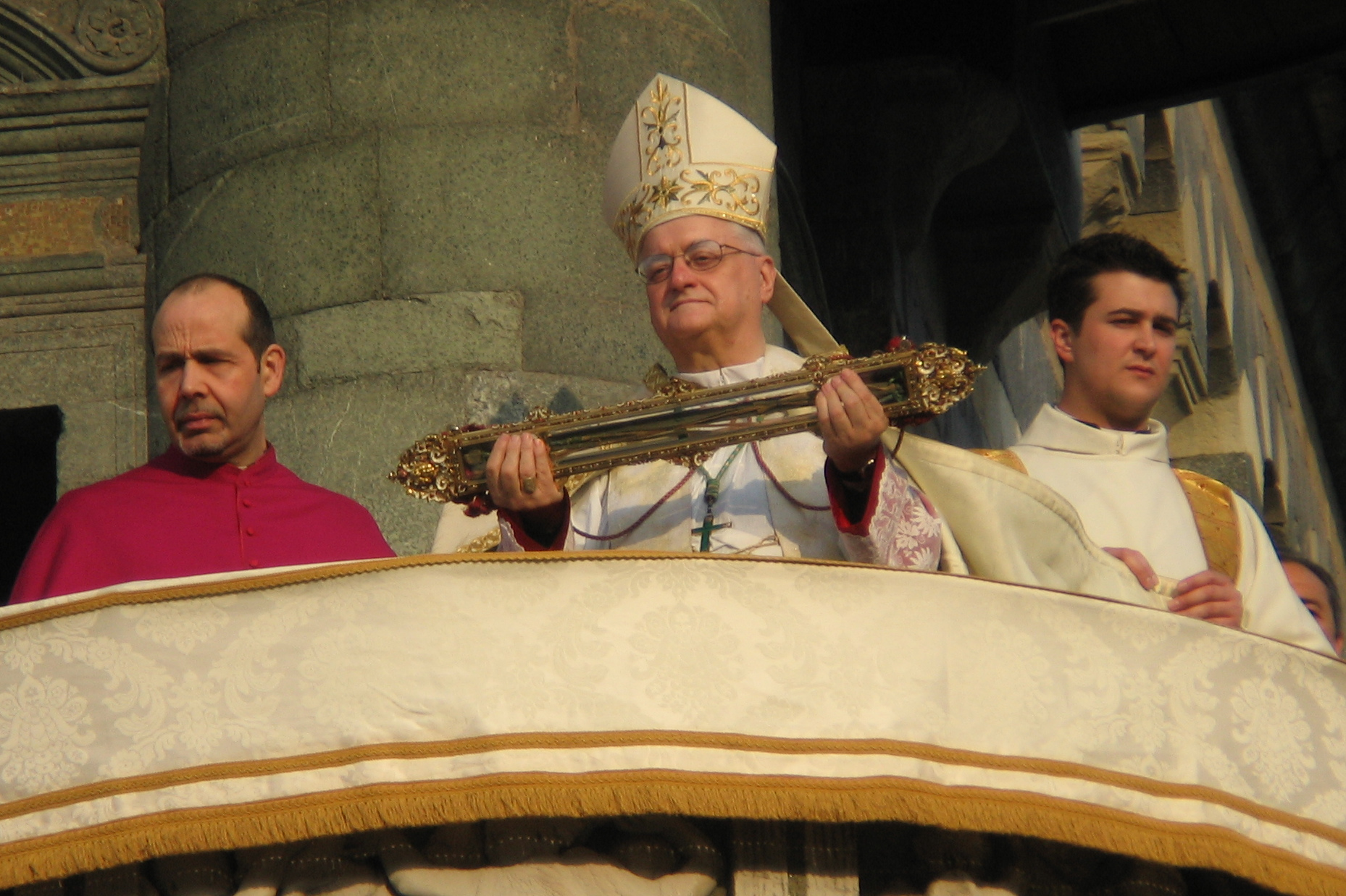 The bishop of Prato shows the Sacred Belt from the pulpit of the Cathedral of Prato. 