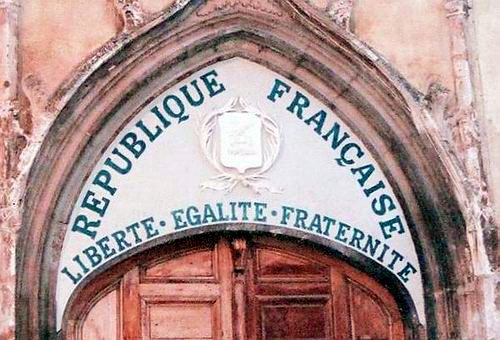Tympanum of a church in Aups, Var department, which reads "République Française, Liberté Egalité Fraternité."