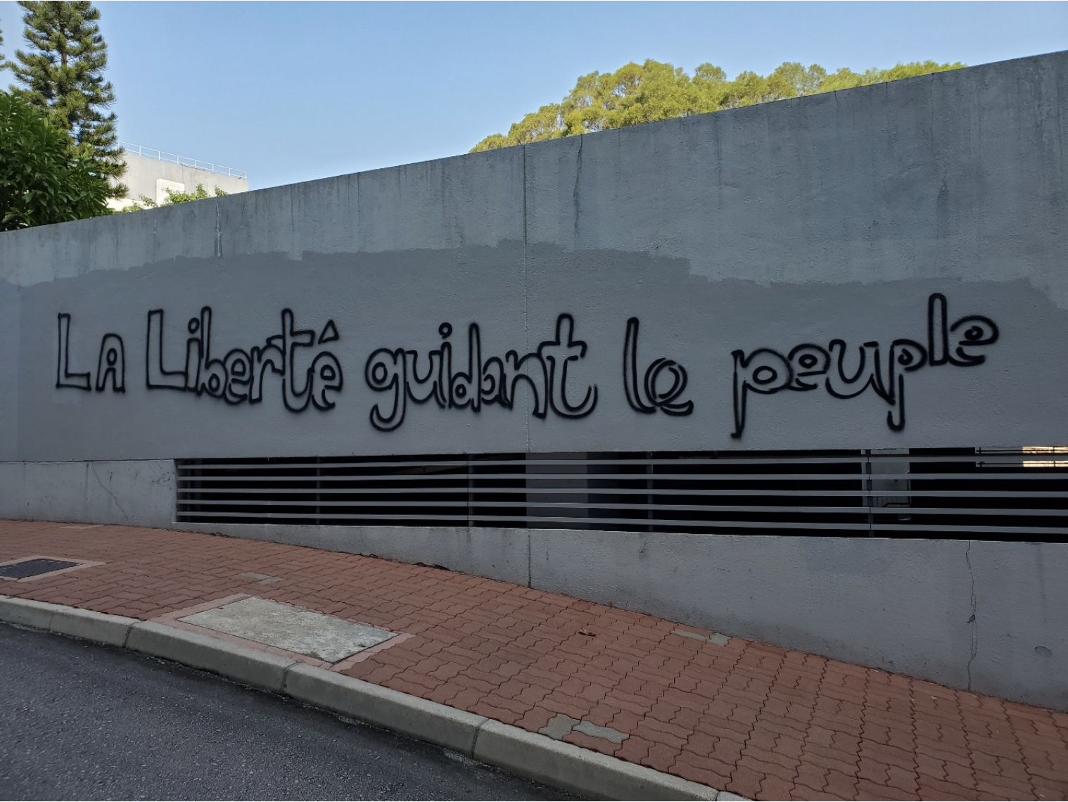 Graffiti on a wall written in French.