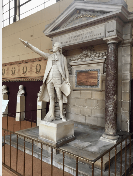Statue of Jean-Sylvain Bailly with one arm in the air to lead the Oath.