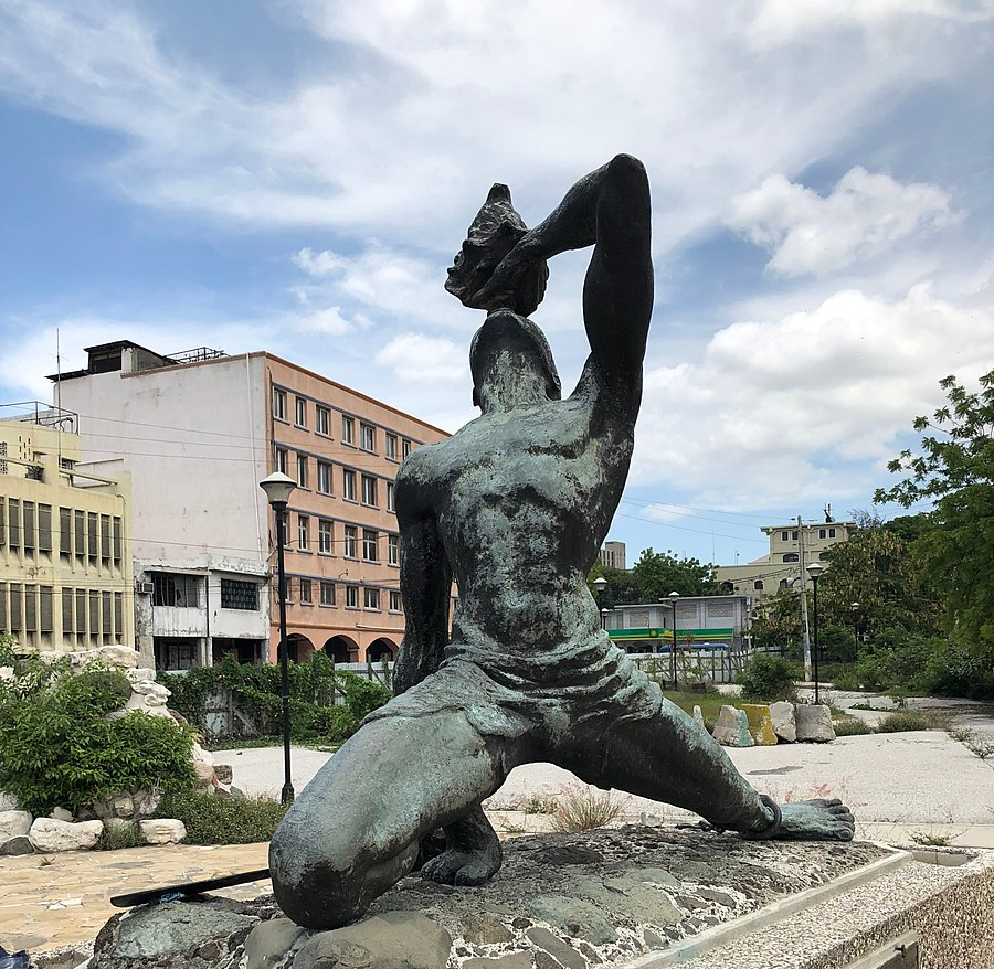 Sculpture of a Maroon, on one knee.